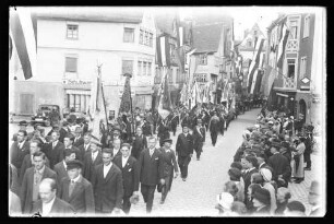 Umzug verschiedener Männergruppen mit Standarten und Wimpeln durch die mit Reichsflaggen geschmückte Brückengasse