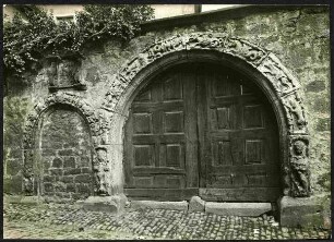 ehem. Amtshaus: Tor, reich. 1587. pforte mit Scheitelstein, fratze. Darüber Ehewappen Dahn-seebach