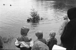 Taucherclub "Muräne 1968". Weihnachtstauchen im Ententeich bei Daxlanden mit Versenkung eines brennenden Weihnachtsbaumes