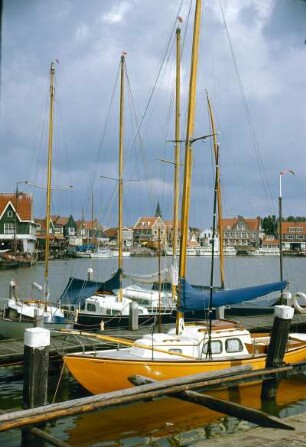Volendam : Holland. Volendam. Jacht und Kutterhafen am IJsselmeer