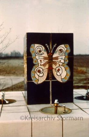 Schule: Wandmosaik (Harald Duwe) in einem Brunnen