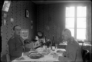Frankreich, Kameraden von Rudolf Stich beim Essen vermutlich aufgenommen während seines Einsatzes an der Westfront