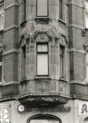 Chemnitz, Nürnberger Straße 2/Ecke Augustusburger Straße. Wohnhaus mit Ost-Apotheke (um 1900), Eckerker (1. Obergeschoß)
