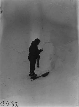 Erich von Drygalski : Expeditionsleiter Erich von Drygalski hat ein Eisstück abgeschlagen.