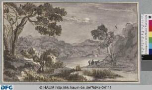 Bewaldete Hügellandschaft bei Vollmond, im Vordergrund ein See