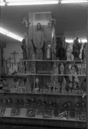 Oberammergau: Ausstellungsregale im Laden