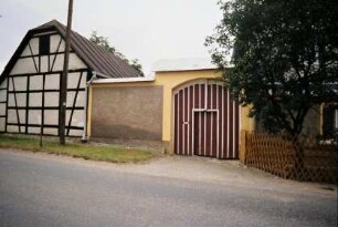 Straßenseite eines Hofes, Hofmauer und Hoftor
