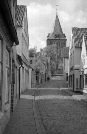 Garding: Straße mit Kirchturm