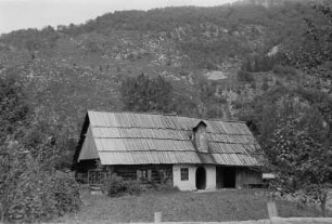 Berghütte : Hütte am Fuße eines Steilhanges.