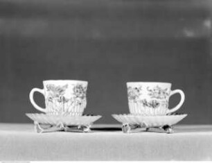 Ein Paar Tassen mit asiatisch beeinflußtem Blumendekor