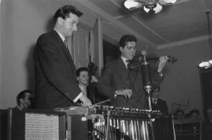 Dresdner Tanzsinfoniker unter Leitung von Günter Hörig während einer Tanzveranstaltung im Schillergarten Dresden. Günter Hörig am Xylophon und Geiger