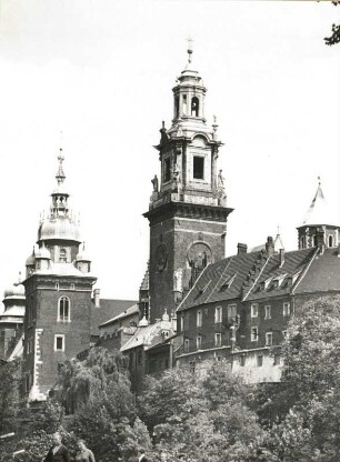 Kraków. Wawel. Kathedrale und Schloss von Nordwesten. Ansicht mit Sigismundturm und Uhrenturm