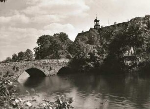 Grillenburg. Jagdschloss Grillenburg. Ansicht mit Brücke von Nordwesten