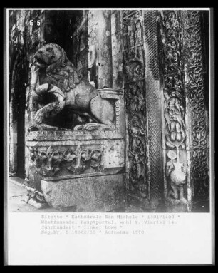 Hauptportal — Löwe mit Schlange