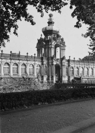 Dresden-Altstadt. Zwinger (1709-1728; M. D. Pöppelmann, B. Permoser). Langgalerie mit Kronentor (1714-1715)