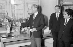 Freiburg: Aula, Rathaus; Empfang einer japanischen Delegation aus Matsuyama im Rathaus; Überreichung von Geschenken