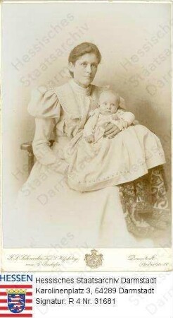 Hofmann, Anna v. geb. Freiin v. Wedekind (1861-1929) / Porträt mit Tochter Anna Sophie (Aennchen) verh. Fabricius (* 1897) als Baby im Arm haltend, sitzend, vorblickend, Kniestück