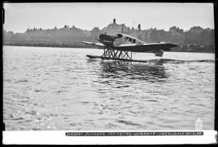 Dresden, Junkers-Verkehrs-Wasserflugzeug auf der Elbe