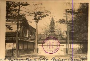 Tokio. Heiligenstatue zwischen Wohnhäusern