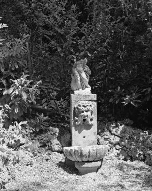 Statue eines Kindes auf einem Brunnen