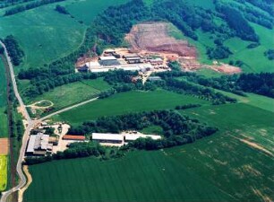 Teistungen, Hundeshagener Straße 3. Ziegelwerk Erlus AG. Luftbild-Schrägaufnahme von Nordwest