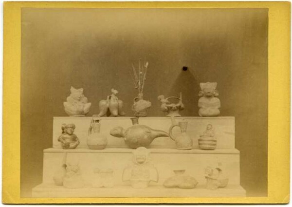 Figurine vessels and stirrup vessels (Bremen collection)