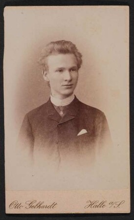Porträt Arnold Pabst : Foto-/Bildersammlung Stenografische Sammlung. Porträt Arnold Pabst. Photographie. Carte de visite (1890; O. Gebhardt). Dresden: SLUB P a 0444