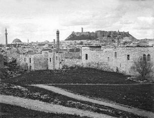 Ostersonntag, Blick vom Hügel vor dem Tor Bab Kinesrin auf Aleppo, verschleierter Himmel