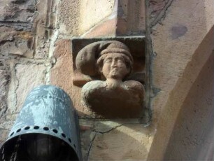 Stadtkirche-Kirchturm von Osten-Erdgeschoß - flankierende Kopfkonsole im Süden am Renaissanceportal im Detail