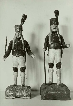 Zwei Bergmannsleuchter in Paradetracht