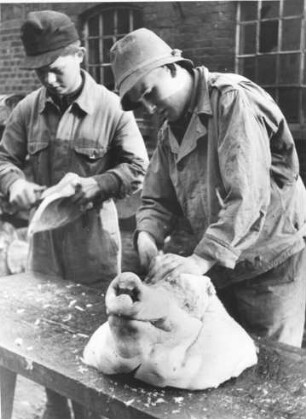 In einer Fleischerei. Ein Schwein wird zerlegt