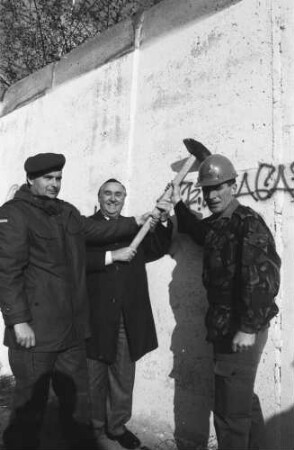 Bezirksbürgermeister Werner Salomon an der Grenzmauer in der Falkenseer Chaussee/Spandauer Straße