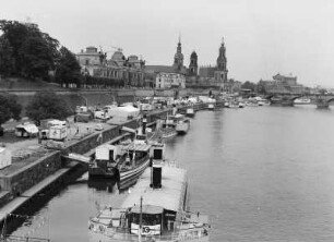 Dresden-Altstadt. Blick von der Carolbrücke zum Terrassenufer mit Anlegestellen der Raddampfer