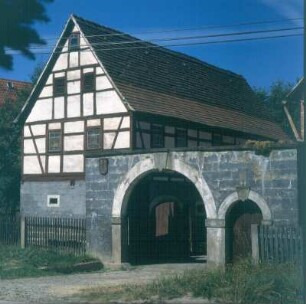 Gehöft. Wohnstallhaus und Toreinfahrt mit Schlußstein (bezeichnet 1799) und Wappenstein. Straßenansicht : Pirna-Bonnewitz. Gehöft. Wohnstallhaus und Toreinfahrt mit Schlußstein (bezeichnet 1799) und Wappenstein. Straßenansicht