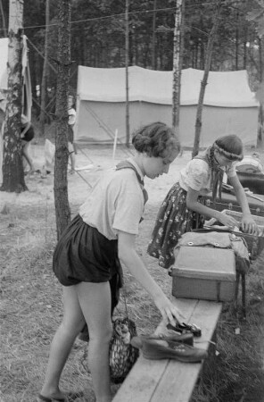 Pionierrepublik "Ernst Thälmann" in Wuhlheide : Mädchen beim Packen eines Koffers
