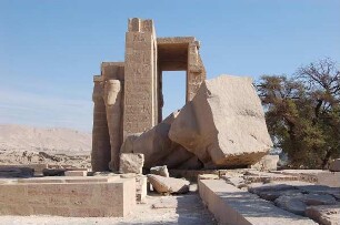 Luxor - Trümmer eines Tempels : Ramesseum-Tempel am Westufer des Nil, mit Teilen der Kolossalstatue des Pharaos Ramses II., aufgenommen 2006 bei Luxor