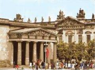 Neue Wache, im Hintergrund das Berliner Zeughaus