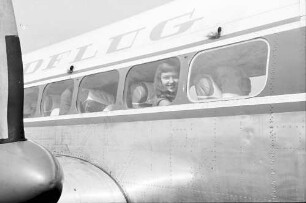 Freiburg: Flugplatz; Frau Kurz im Flugzeug