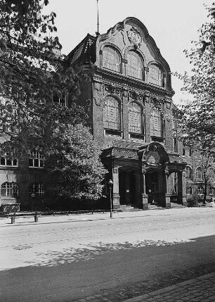 Dresden, Staatliche Kunsthochschule Dresden, Hochschule für freie und angewandte Kunst, Mittelteil der Hauptfassade mit dem Eingang