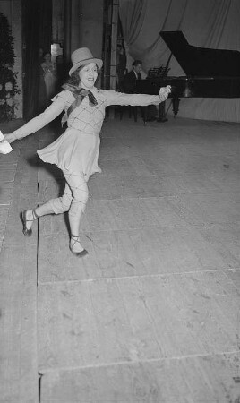 Festveranstaltung zur Eröffnung des Monats der deutsch-polnischen Freundschaft in der Komischen Oper Berlin : Auftritt einer Balletttänzerin