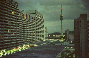 München: Balkonblick bei Nacht [vom Olympischen Dorf zum Fernsehturm]