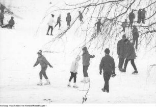 Verschiedene Sportveranstaltungen, Sport in der Nationalen Volksarmee der DDR (NVA), Betreuung von französischem Eiskunstläufer im Krankenhaus, Pausensport, Auszeichnung von Leistungssportlern, Minigolf-Anlage im Großen Garten, Kinder- und Jugend-Spartakiade, Flutlichtmasten des Rudolf-Harbig-Stadions, u.a., April 1965 - 1970