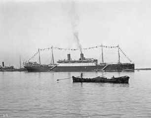 Colombo (Sri Lanka). Fischerboot und Hochseepassagierdampfer "Cleveland" im Hafen