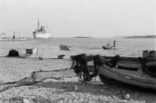 Reisefotos Griechenland. Delos (Insel). Blick von einem Fischerboot am Strand zum ankernden Passagierschiff "Milwaukee"