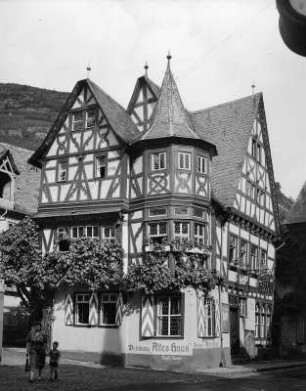 Bacharach, Am Markt 61. Gasthaus "Altes Haus" (1568). Eckansicht