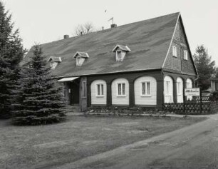 Neugersdorf, Umgebindehaus : Neugersdorf. Wohnhaus (1. Hälfte 19. Jahrhundert), Wiesenstraße 35. Straßenansicht