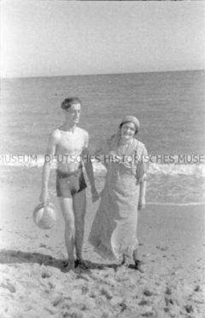Florentine und Alexander Fleischhut am Strand von Köslin