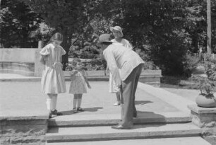 Privataufnahmen. Bad Wörishofen. Bruder Nikolaus und Schwester Gretl des Fotografen mit kleinem Mädchen bei der Denkmalsanlage für Sebastian Kneipp am Denkmalplatz