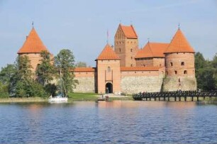 Trakei - Wasserburg : Die Wasserburg Trakai liegt auf einer Halbinsel und kann als Museum besichtigt werden. Aufgenommen am 8. Oktober 2010 in Trakei bei Vilnius