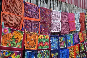 Kuna Yala - Handgefertigte Molas : Die handgefertigten textilen Molas zeigen meist indianische Motive. Aufgenommen am 12. September 2011 auf einer der San Blas Inseln im autonomen Gebiet der Kuna-Indianer vor der Atlantikküste der Republik Panama